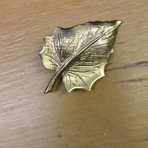 Vintage gold tone leaf brooch